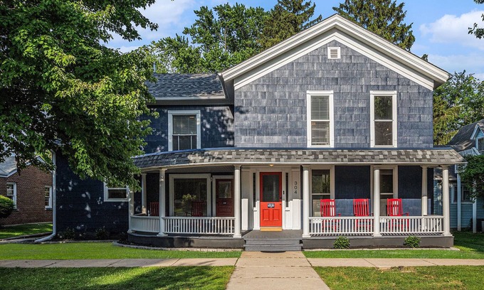 Valparaiso House | The Navy Gem | Historic Downtown Home—Sleeps 20