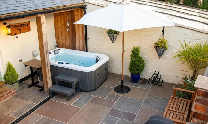 Goole House | The Nest Close to York with Hot Tub