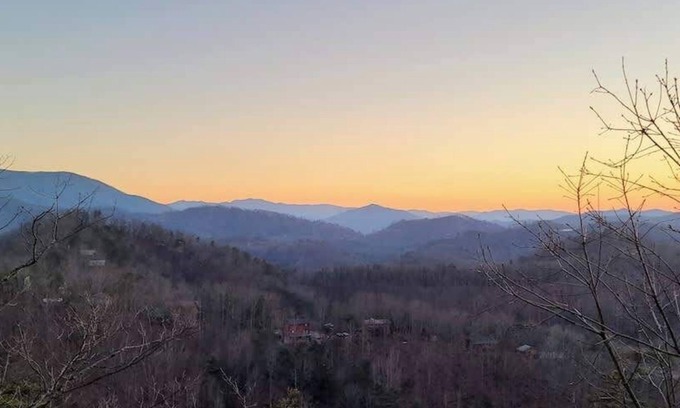 Pigeon Forge Cabin | The Nest - Pickle Ball, Firepit, Hot Tub, Mt Views