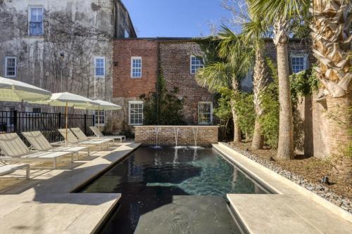 Harleston Village Bed & Breakfast | The Nicholas Veranda King Suite - Steps to King