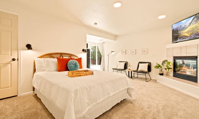 Stetson Hills Apartment | The Nook- Private Walkout Studio With Full Kitchen & Hot Tub!