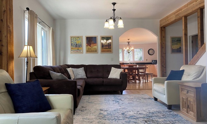 Wheeler House | "The Nook"- ROOMY Home 2mi- Dunes & Chesterton, Yard, Fire Pit, Grill, Game Room