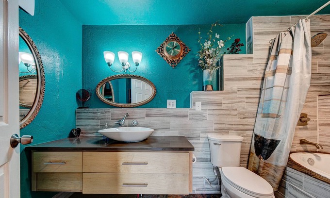 Loveland House | The Nostalgia Suite at The Oasis on Eisenhower