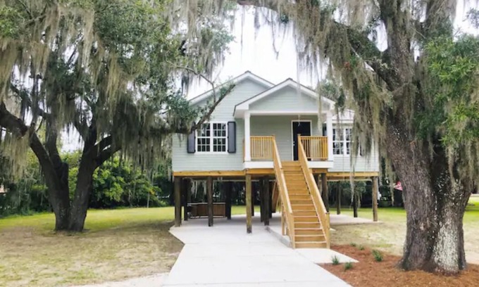 Jean Lafitte House | The Oak House in Historic Jean Lafitte