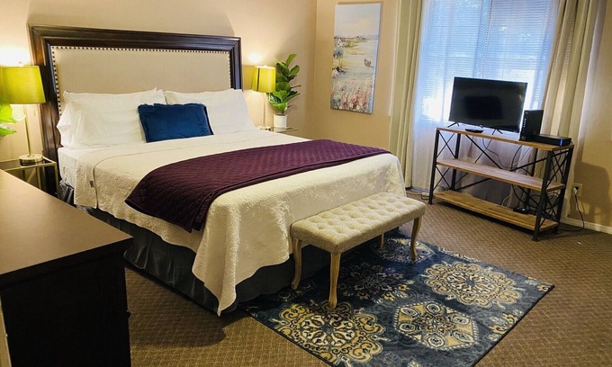 Mobile House | The Oaks at Longwood is located in a beautiful West Mobile neighborhood