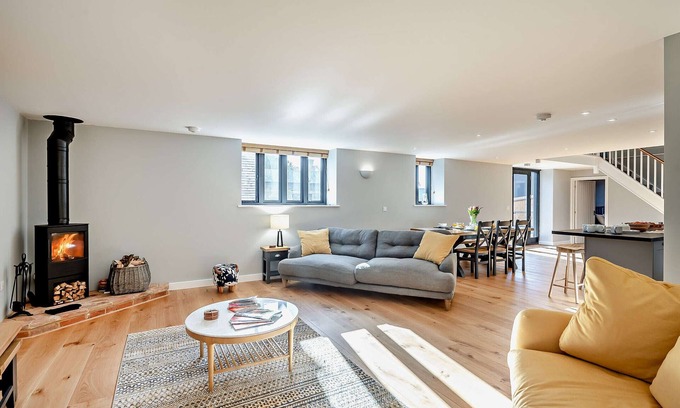 Hawkedon House | The Oat Barn - Three Bedroom House, Sleeps 6