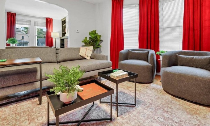 Clintonville House | The Ohio State of Mind 5BR 2BA