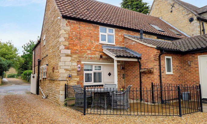 Newborough Cottage | THE OLD BAKERY COTTAGE, pet friendly, with a garden in Peterborough