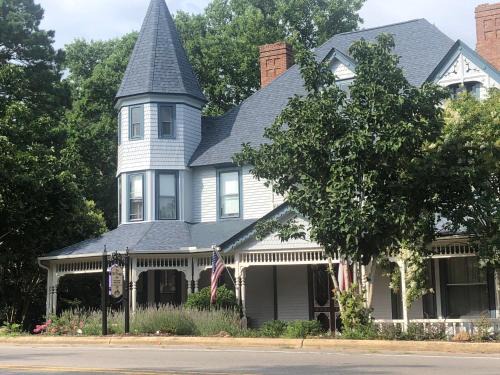 Carthage Bed & Breakfast | The Old Buggy Inn