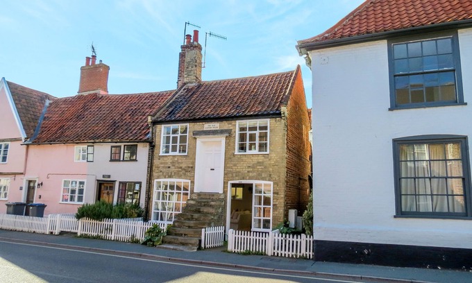 Aldeburgh Apartment | The Old Custom House - sleeps 2 guests in 1 bedroom