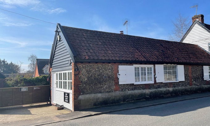 Melton Cottage | THE OLD FORGE, MELTON, pet friendly, with a garden in Melton