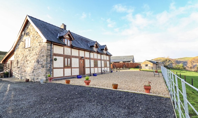 Llanidloes Cottage | THE OLD HOUSE, family friendly, luxury holiday cottage in Llanidloes