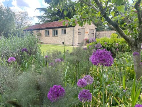 St Neots House | The Old Piggery - tranquil garden guest cottage
