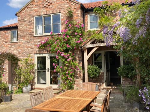 Alne Apartment | The Old Post Office pretty village 20min from York