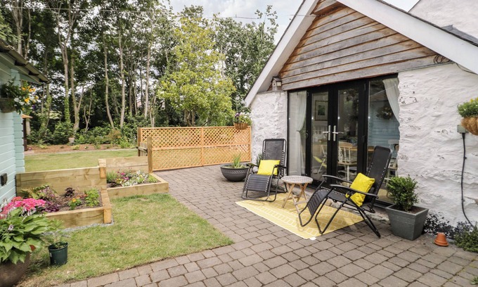 Henryd Cottage | THE OLD STABLE, with hot tub in Conwy