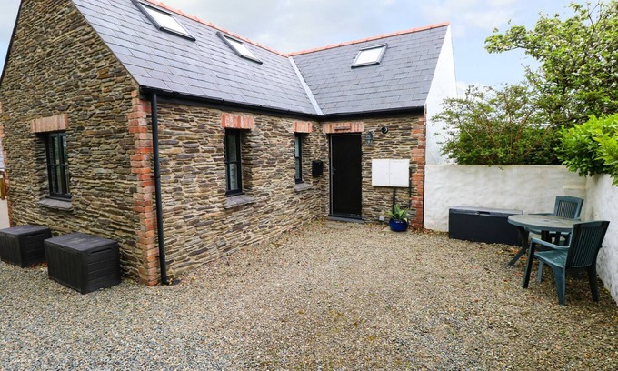 Fishguard Cottage | THE OLD STABLES, romantic, character holiday cottage in Fishguard