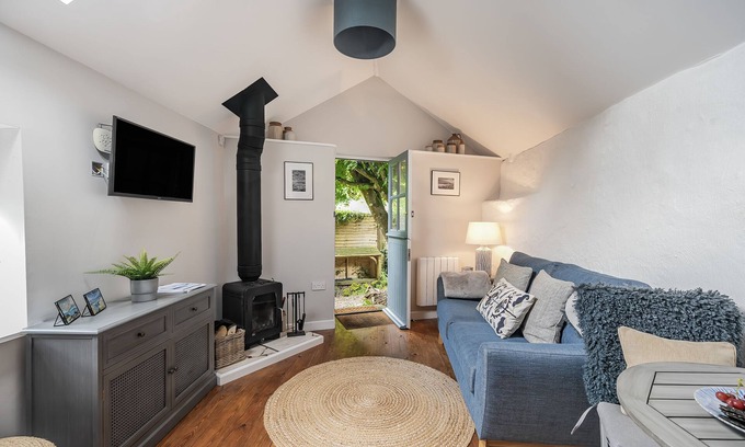 Charmouth Cottage | The Old Stables - sleeps 2 guests in 1 bedroom