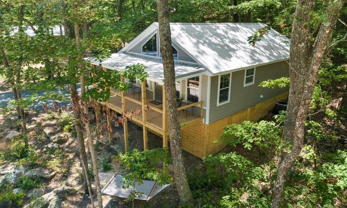 Fort Payne House | The Otter Box Cabin - 92 Acres Beside DeSoto State Park