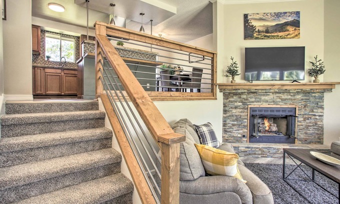 Nine Mile Falls Apartment | The Overlook Gem: Stunning Views & Serenity Awaits