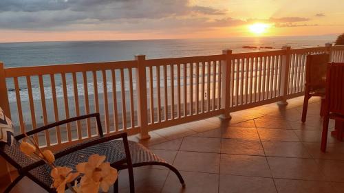 Barrio Los Villalobos Apartment | The Palms Jaco 1001 penthouse on the beach