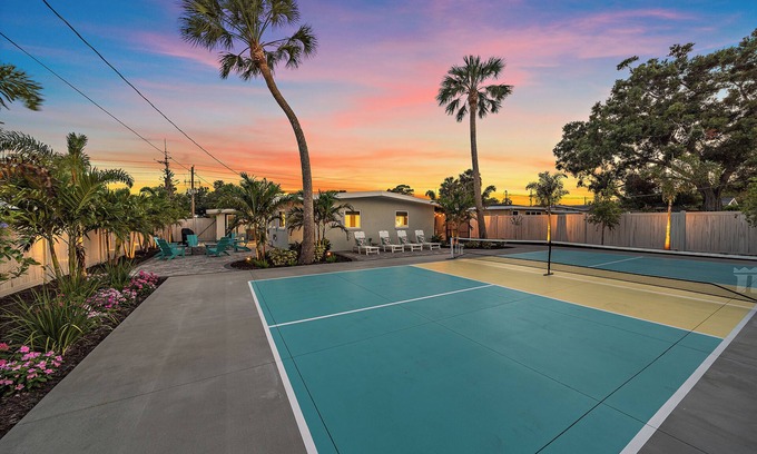 Bellevue Terrace House | The Palmy Pickle w/Pickleball Court + Fire Pit!