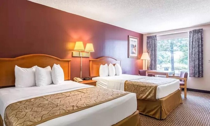 Mountain View Hotel | The Parkwood Inn & Suites