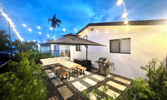 Homestead Villa | The Pass Through - Brand New 2 - 1 Modern Villa