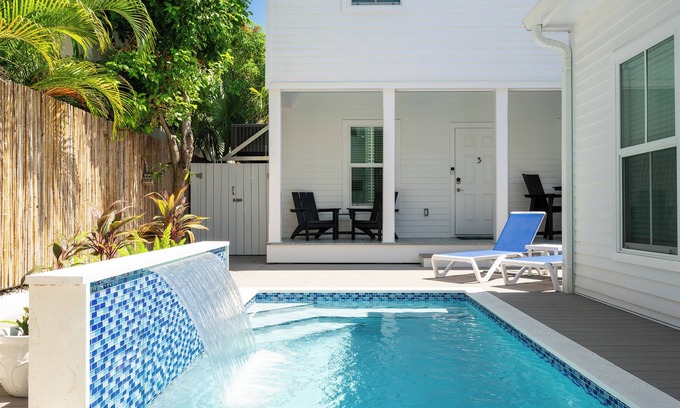 White Street Gallery District House | The Pathway To Paradise