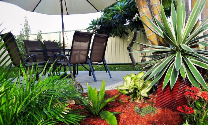 Bowen Hotel | The Pearly Shell Motel