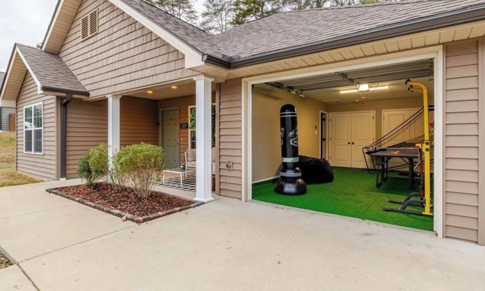 Knoxville House | The Perfect Knox 3BR Family Getaway - With Fitness & Arcade Room