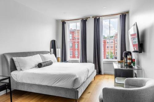 Bangor Apartment | The Phenix Historic DTWN Hotel, King Bed Room #300