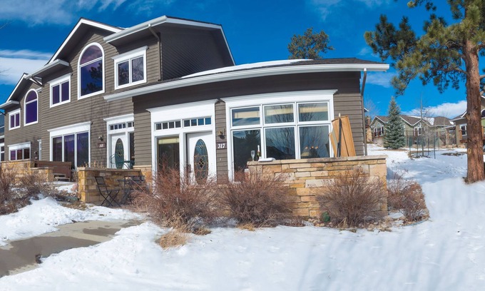 Stanley Hills Condo | The Pinecone Cottage, private hot tub w/mountain views!