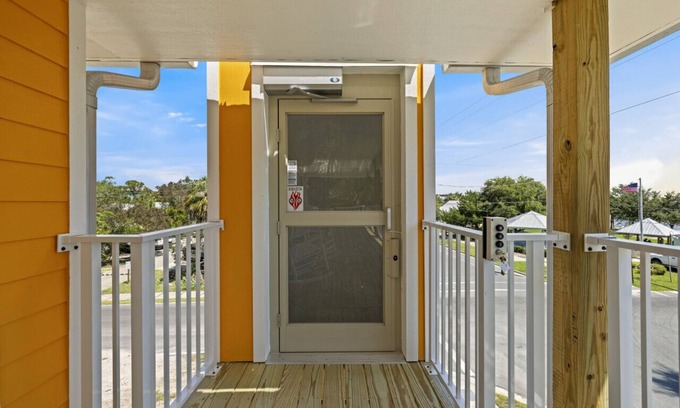 Cedar Key Apartment | The Pirate's Den Above Cedar Key Island Bakery