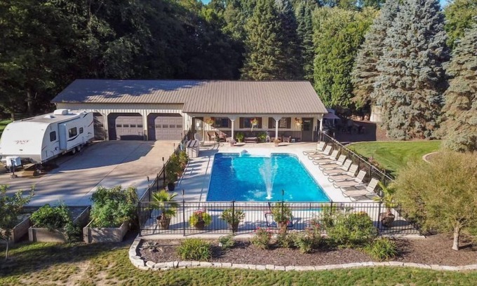 Porter Apartment | The "Pool Barn" w/Pool, Hot Tub, Billiards & more near Indiana Dunes