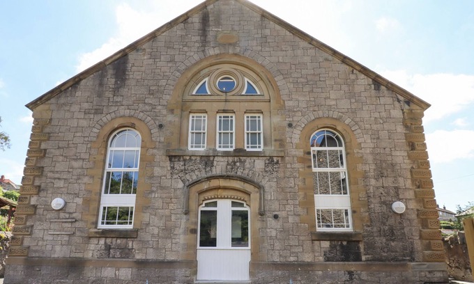 Dyserth Cottage | THE POPPY FIELDS ABODE, family friendly in Dyserth