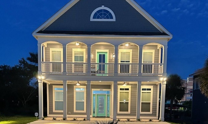 Atlantic Beach House | The Quiet Storm - Walk to Beach - 4BR/3BA - 3 Living Areas