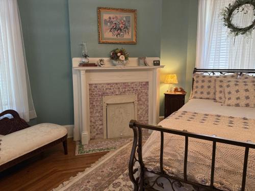 Guthrie House | The Redbud Room at The Judges Chambers