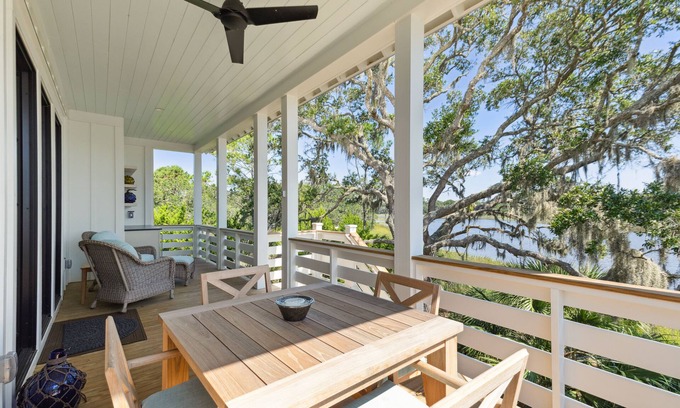 Johns Island House | “The Robin” (3047 Southerly Way) 2 person creekside bungalow at Kiawah River ~EV Charger