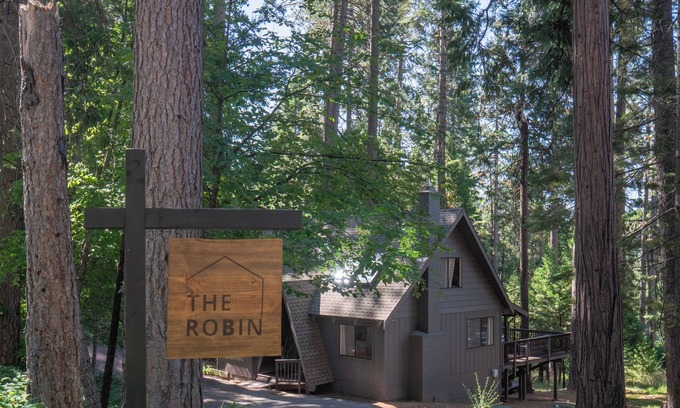 Arnold Cabin | The Robin: BLS Lake Access, Hot Tub, Curated Luxury Design, & Kids Game Room