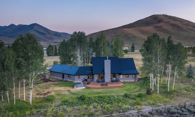 Hailey Cabin | The Rodeo Cabin on 5 Acres | Hot Tub, Peloton Bike, and Pet-Friendly!