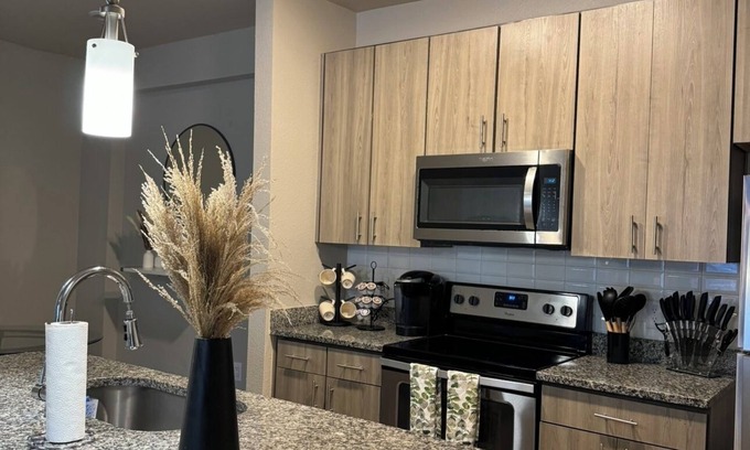 Northside Apartment | The Runway Retreat - 7 Min From Jax Airport & River City