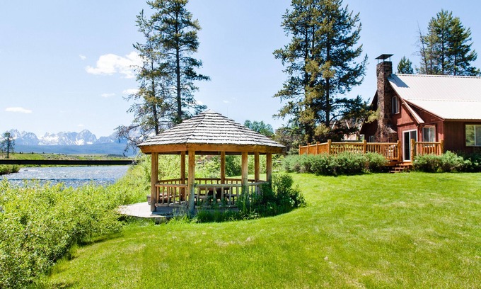 Stanley Cabin | The Salmon River Home - On the Banks of the Salmon River