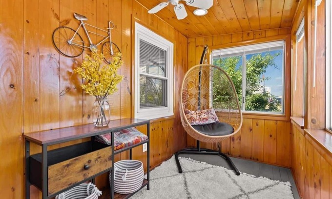 Hampton House | The Salty Dog | Pet Friendly | Private Yard