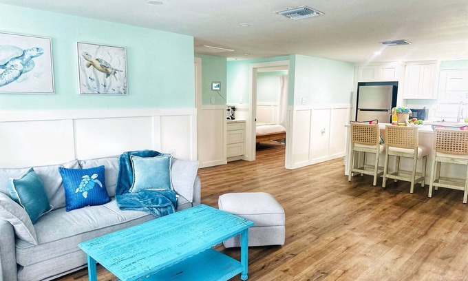 Port Richey Cottage | "The Salty Lime" Walk to Restaurant/bars, park.