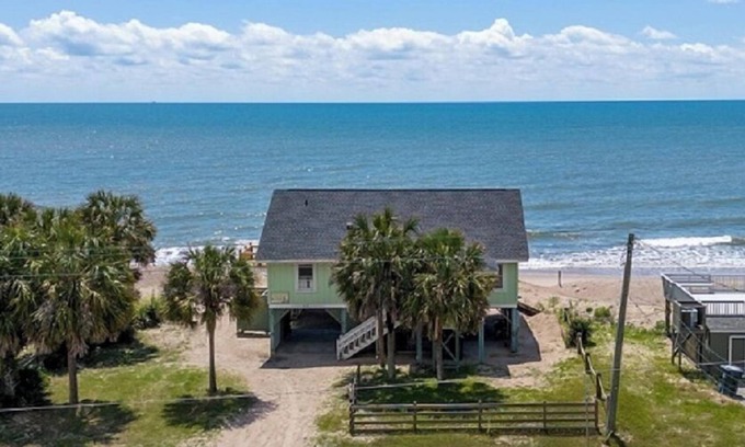 Edisto Island House | The Sandy Pineapple! Direct Edisto Beach oceanfront with 4 bedrooms and 2 baths