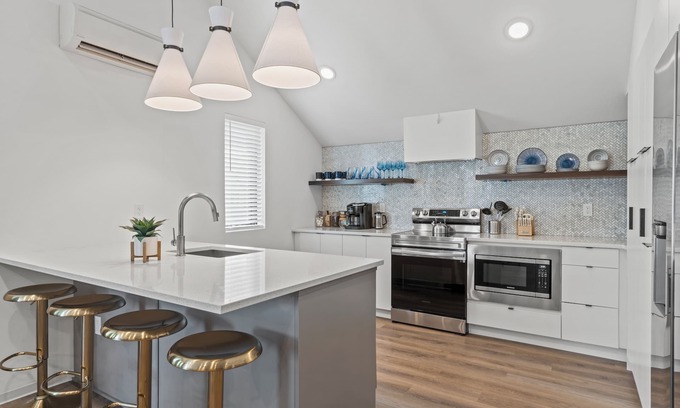 Shawnee Apartment | The Savannah - Walkable + Dog Park+Outdoor Space