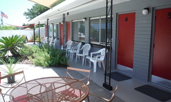 Harbor Oaks Bay Shore Hotel | The Scoot Inn