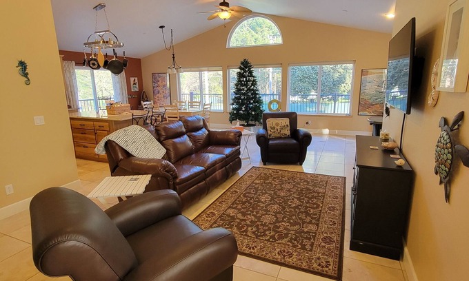 Shelter Cove House | The Sea Esta, Cheerful 3 bedroom Beach House that sleeps up to 10 people EV