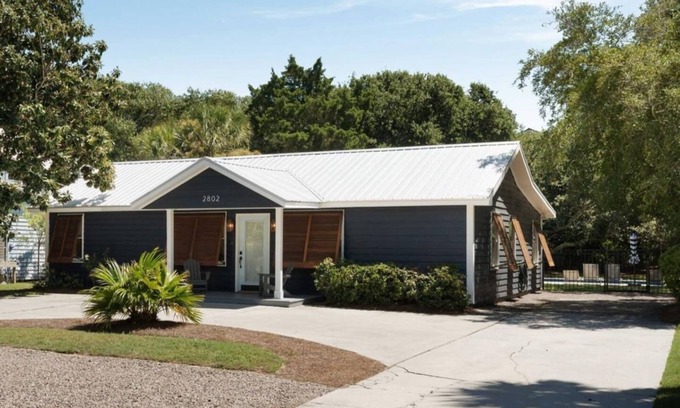 Isle of Palms House | The Sea Shadow - Walk to the Beach!
