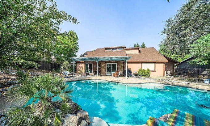 Midway House | The Sereniti House : Tranquil Escape With Hot Tub